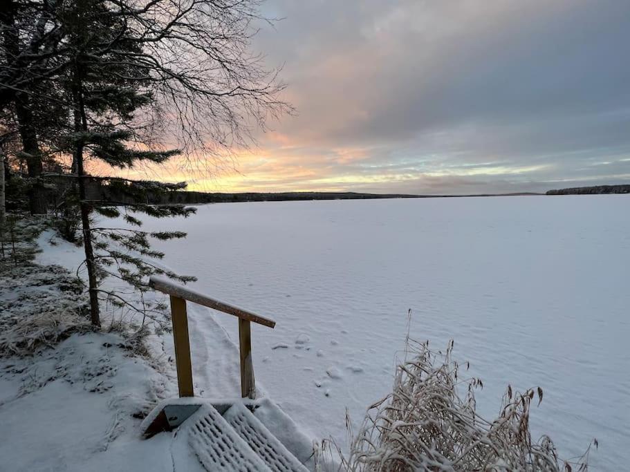 Lapland Sunrise Cottage With Lakefront Sauna ロヴァニエミ エクステリア 写真
