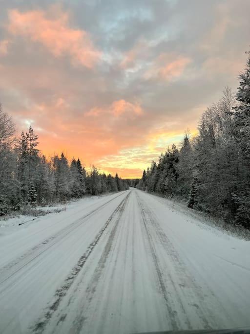Lapland Sunrise Cottage With Lakefront Sauna ロヴァニエミ エクステリア 写真