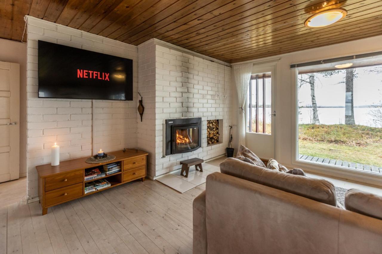 Lapland Sunrise Cottage With Lakefront Sauna ロヴァニエミ エクステリア 写真