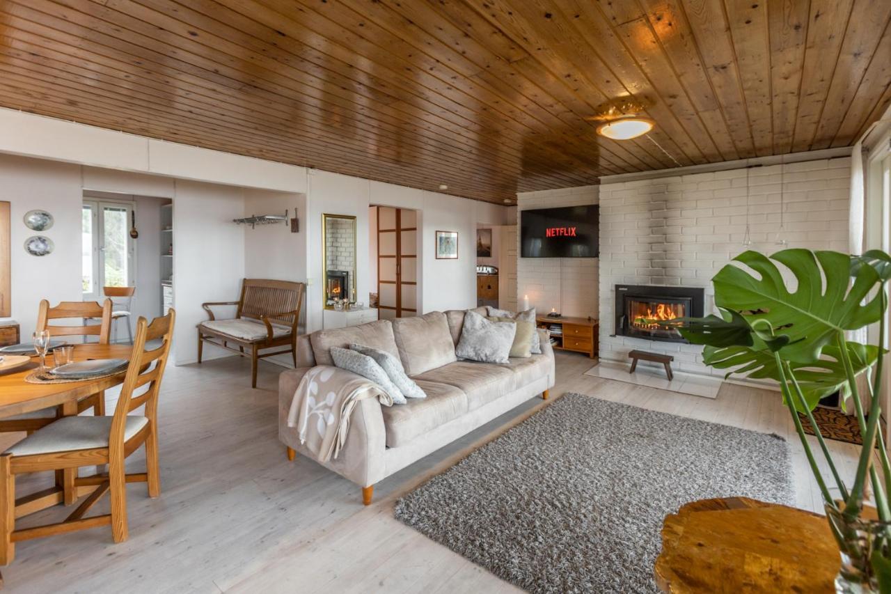 Lapland Sunrise Cottage With Lakefront Sauna ロヴァニエミ エクステリア 写真